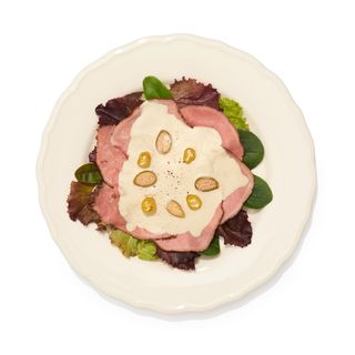 Vitello tonnato sobre base de brotes verdes