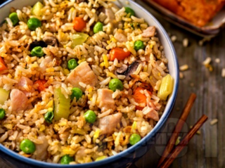 А1 Панирано пилешко месо и пържен ориз със зеленчуци и яйца