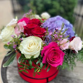 Cutie  mare cu hortensie, trandafiri, și alte flori mixte 