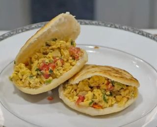 Desayuno De Pericos Con Arepa