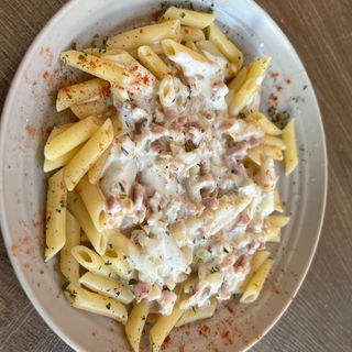 Patatas fritas con exquisita salsa bechamel