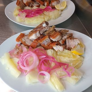 Chicharrón Con Yuca