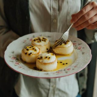 Домашні сирники з маракуєю та сметанковим соусом (310г)