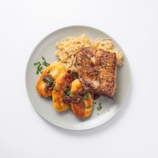 Żeberka wieprzowe pieczone na kapuście podawane z prażokami 