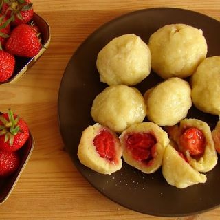 Knedle z truskawkami 8 szt,śmietanka 30%,cukier puder