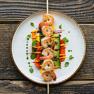 O țeapă frigăruie: creveți