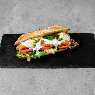 Bocadillo de pollo al pesto