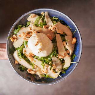 Ensalada con rúcula, pera, burrata y anacardos