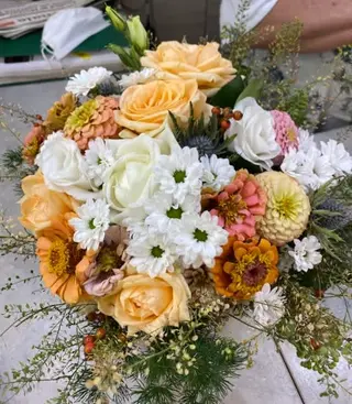 Bouquet di Fiori Misti Bianco, Giallo e Arancio Confezionato