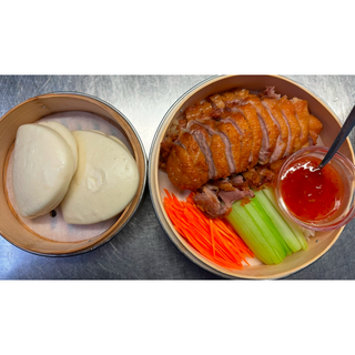 42. Anatra croccante con bao aperto