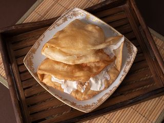 Langos cu smantana si telemea (usturoi)