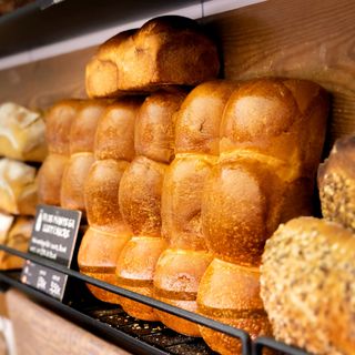 Pan de mantequilla, leche y azúcar