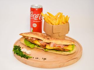 Obrok šiš kobasica, pomfrit i Coca-Cola 0.33l