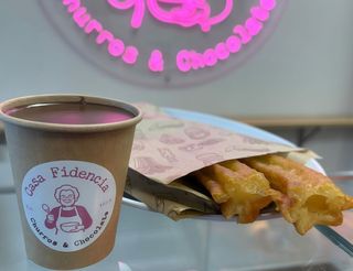 Un vaso de chocolate y 2 porras