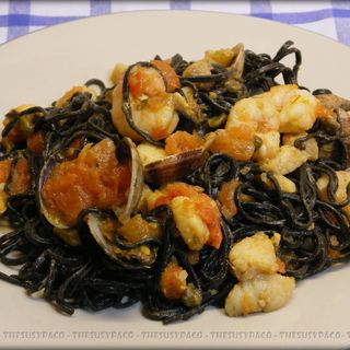 Nero de marisco al ajillo