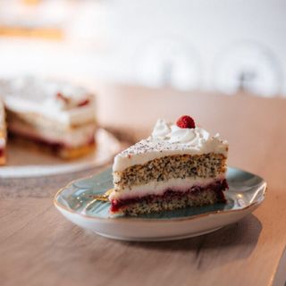 Torcik makowy z wiśniami