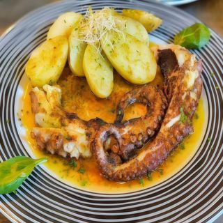 Pulpo a la brasa con patatas baby