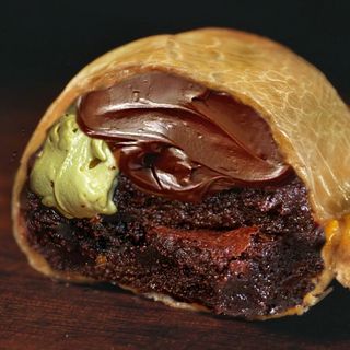 empanada nutella brownie y corazon de pistacho 