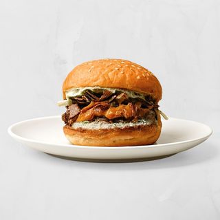 Burger s karameliziranim lukom