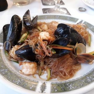 Spaghetti di soia con frutti di mare alla piastra