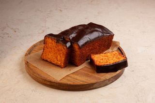 Bolo de cenoura c/ cobertura de chocolate