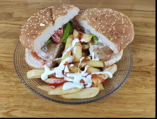 Hamburguesa de pollo con patatas