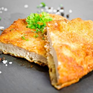 Filet z piersi kurczaka w panierce, ziemniaki, surówka