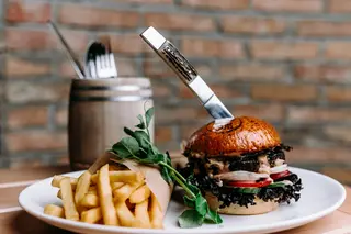 Forbidden Burger cu cartofi pai (vită)