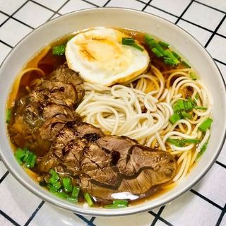 Ramen con costine in brodo