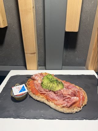 Tosta jamón y aguacate