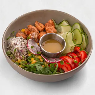 Боул с запеченным лососем, киноа, овощами и микс салатом