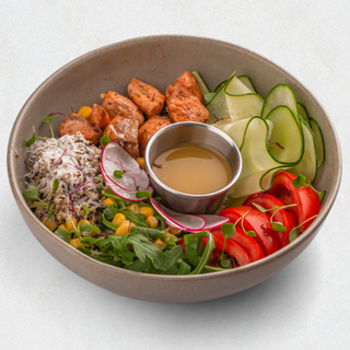 Боул с запеченным лососем, киноа, овощами и микс салатом