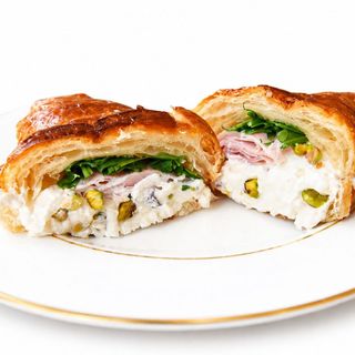 Croissant con Burrata, Pistacho y Jamón cocido Italiano