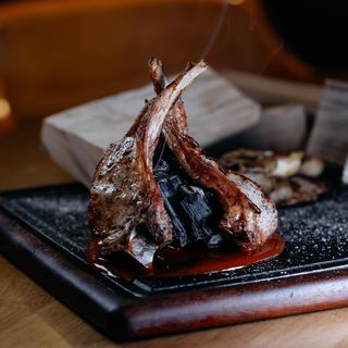 ბატკნის ნეკნები (კარე) ბარბექიუს სოუსით