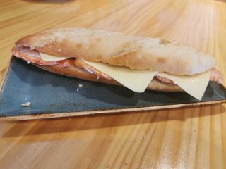 Bocata Lomo y queso