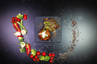 Ceafa de porc la jar cu cartof copt