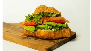 CROISSANT ŁOSOŚ Z SERKIEM ŚMIETANKOWYM