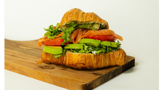 Croissant łosoś z serkiem śmietankowym