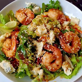 Sałatka z krewetkami tygrysimi