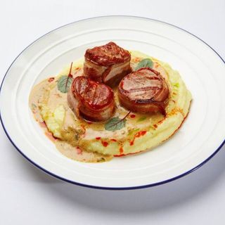 Медальони зі свинини та картопляним пюре