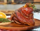 Свиная рулька с тушеной капустой