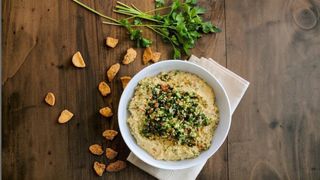 Humus cu salată tabouleh si focaccia