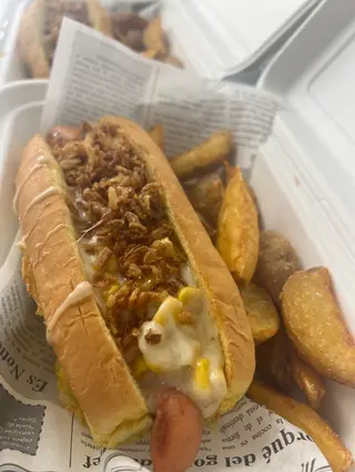 Rustic dog + patatas fritas.
