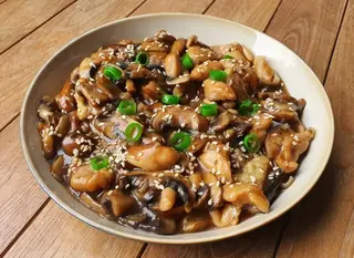 Pollo Con Bambú Y Setas Chinas