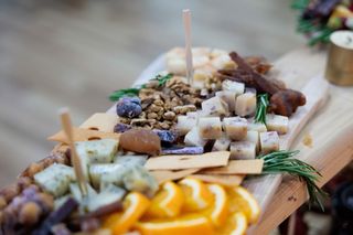 ყველი ხის დაფაზე