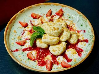 Ліниві варенички з сметаною та малиновим джемом (165g)