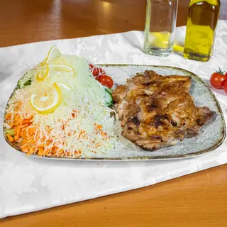 Pulpe de pui dezosate cu salata fresh