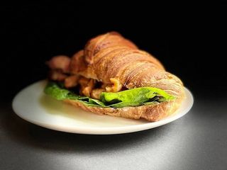 КРУАСАН з ЛОСОСЕМ (200g)