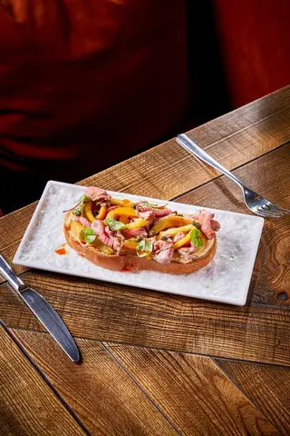 Bruschetta cu roast beef