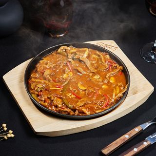 Tigaie picanta de vita cu legume